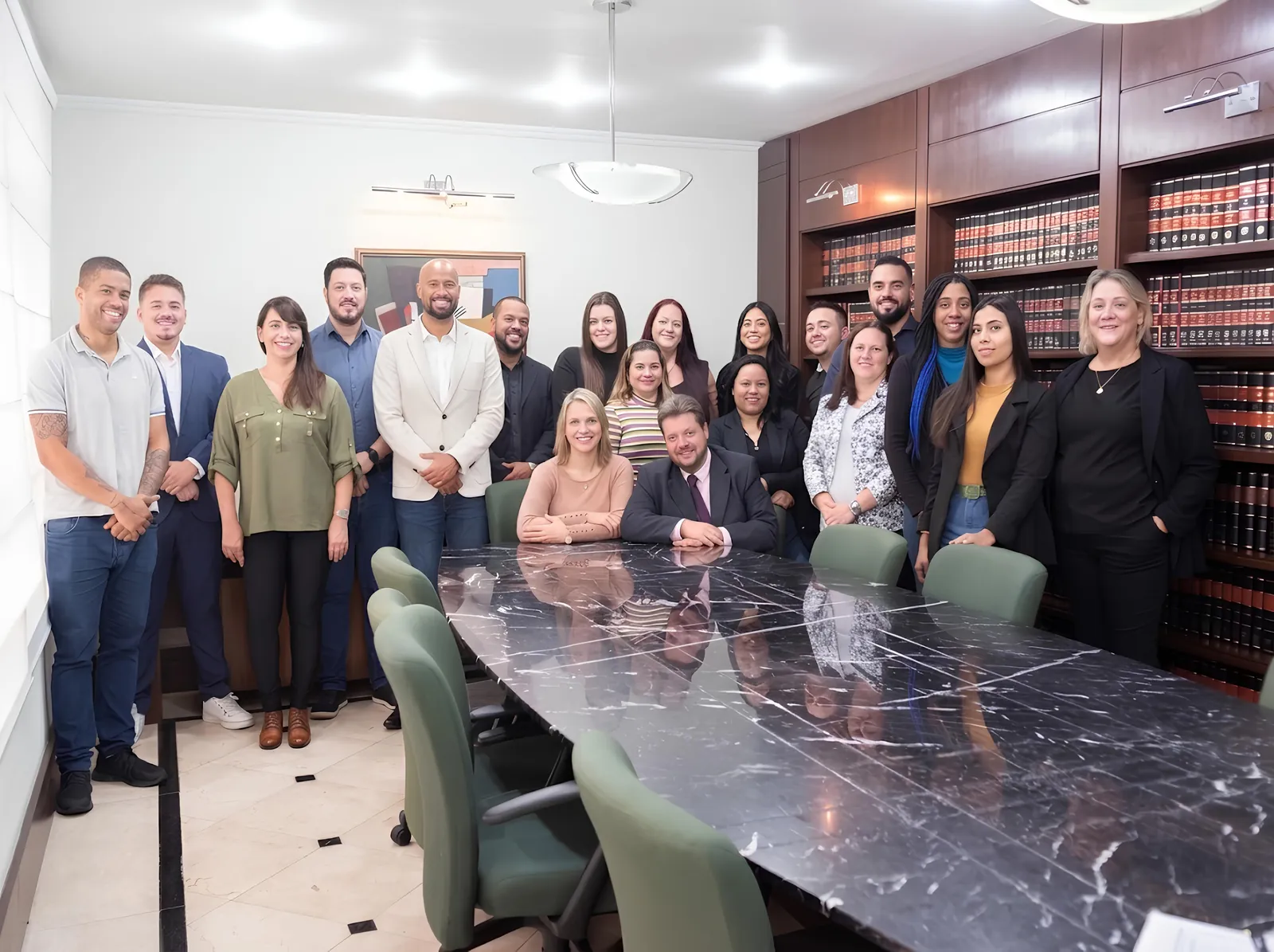 Equipe da Luzitana Contabilidade reunida na sala de reunião do escritório